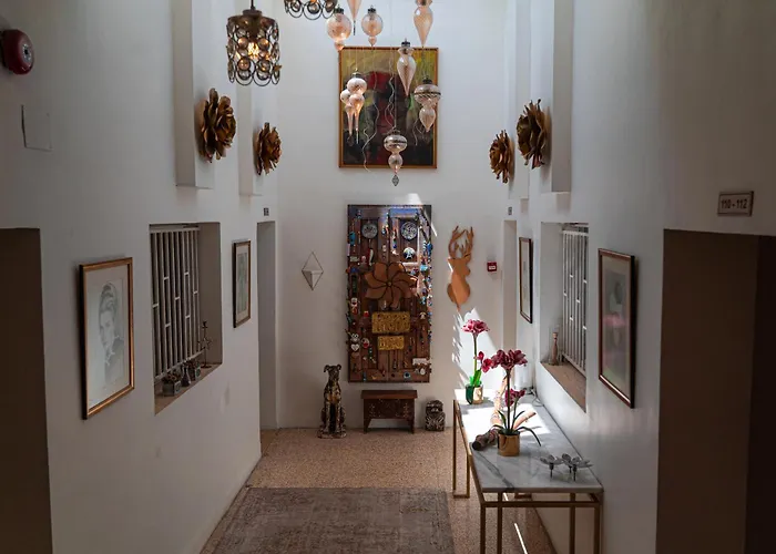 Gallery Hotel